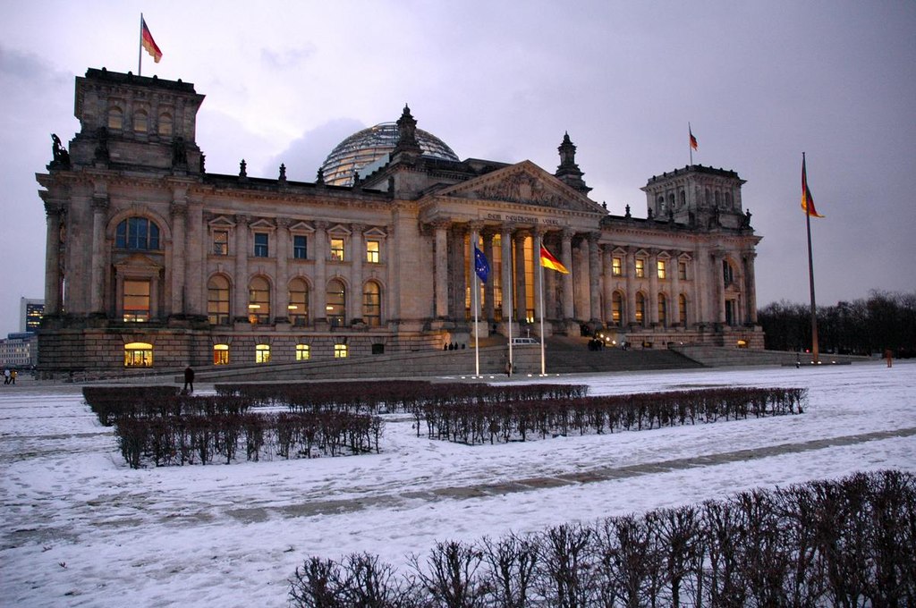 Das Reichstagsgebäude am Platz der Republik in Berlin ist seit 1999 Sitz des Deutschen Bundestages.