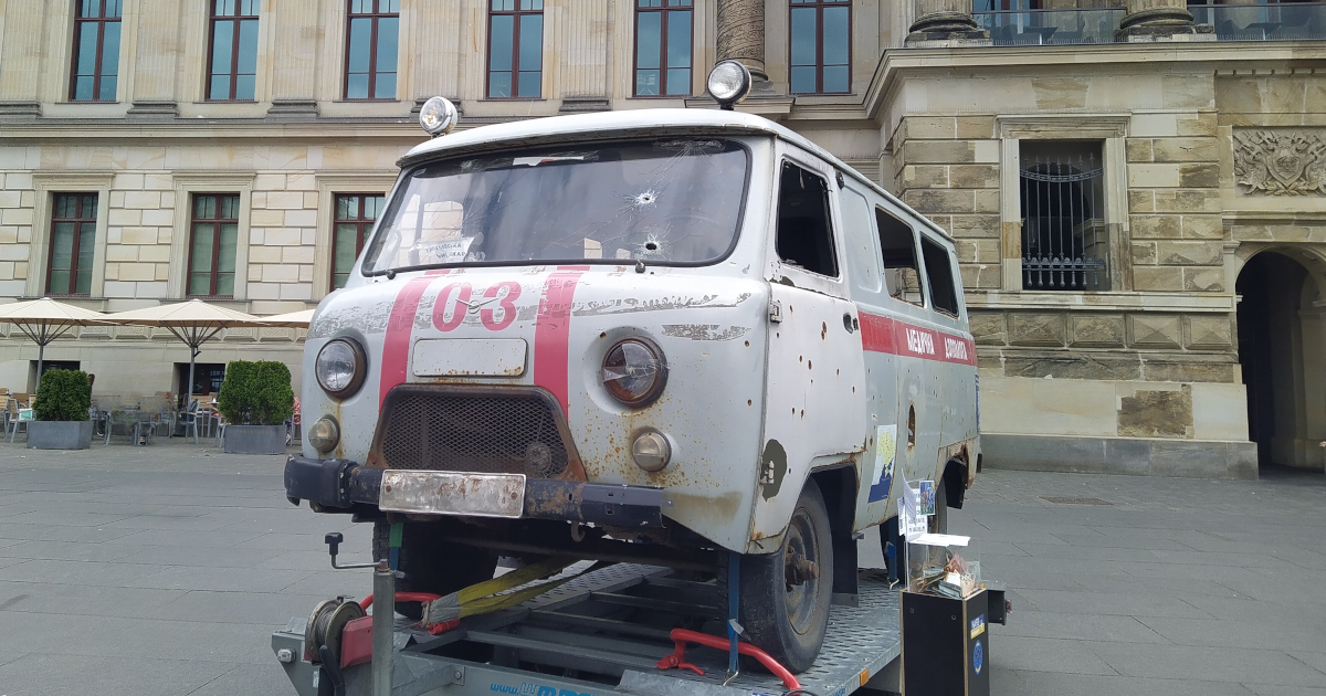 Zerschossener Rettungswagen aus Charkiw vor dem Schloss in Braunschweig